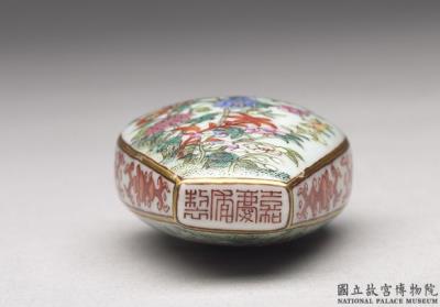 图片[3]-Snuff bottle with floral decoration in famille rose, Qing dynasty, Jiaqing reign (1796-1820)-China Archive